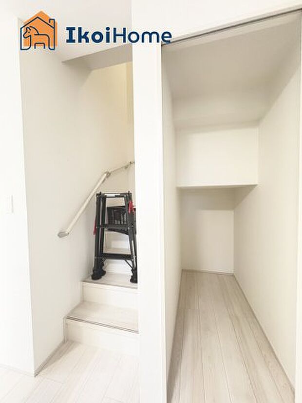 【クローゼット】可動棚や枕棚、ハンガーパイプなどを自分の好みに合わせて自由につけることができ、衣類や装飾品、カバン、家電類等様々なものを収納できます。