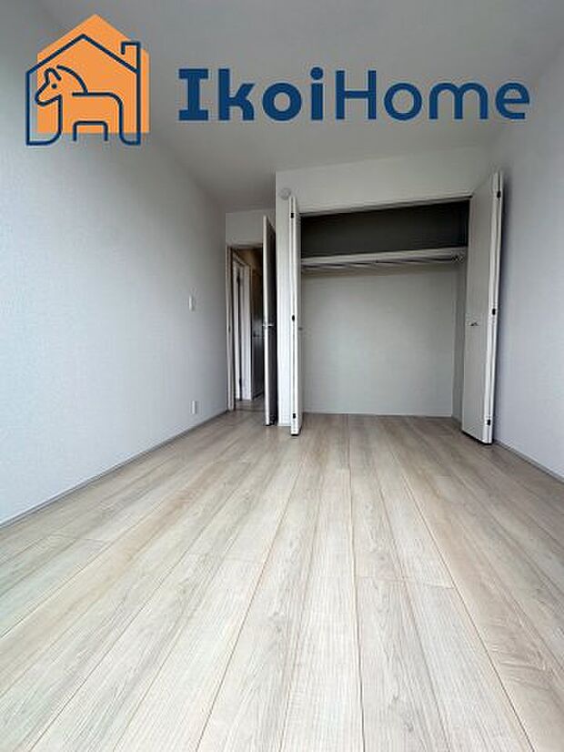 【クローゼット】◆同社施工例◆クローゼットはかさばりやすい衣類や大きな家電類も収納することができ、お部屋がスッキリとします。