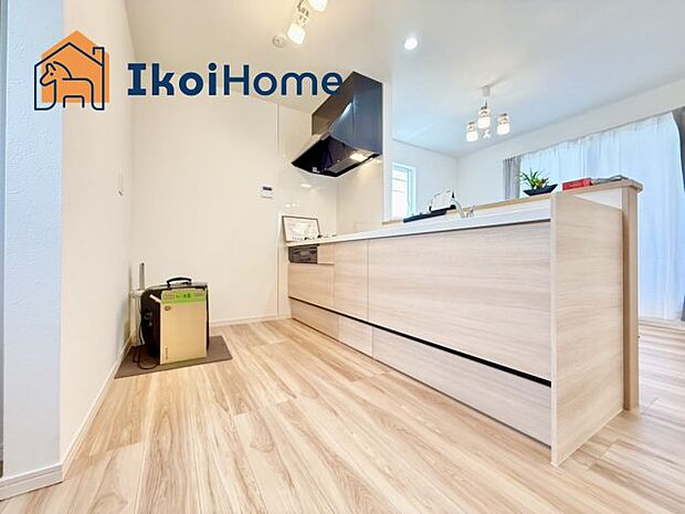 【キッチン】キッチン同色のカップボードご依頼を受けることが多いです。地震に強く、スッキリとおしゃれです