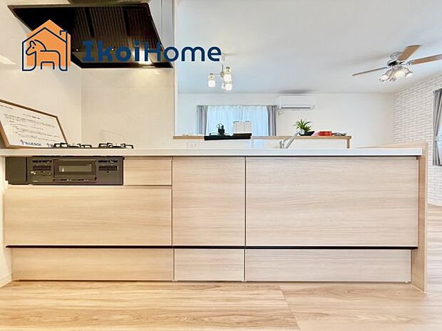 【キッチン】カウンターキッチンは開放的な雰囲気があり、リビングとダイニングが一体化した空間を作り出しています。