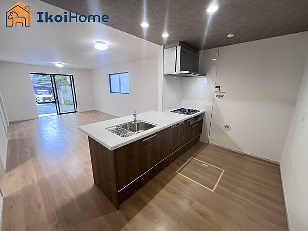 【キッチン】カウンターキッチンは開放的な雰囲気があり、リビングとダイニングが一体化した空間を作り出しています。