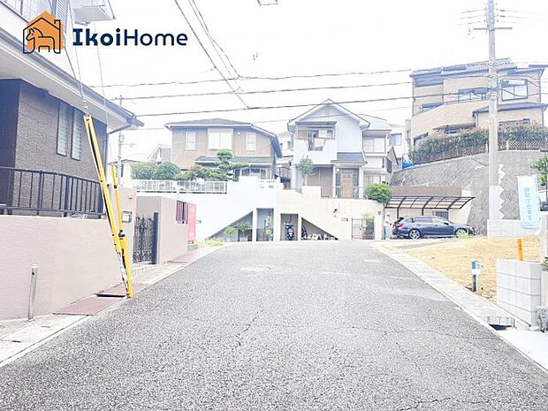 【外観】前面道路は南西側幅員約5.9m、北西側幅員約10mございますので、広々開放的です！