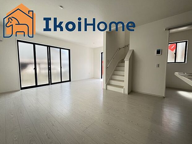 【居間・リビング】◆同社施工例◆広々としたLDKは開放感があり、大型家具を設置しても圧迫感がありません。