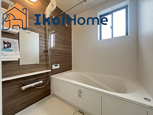 【風呂】◆同社施工例◆足を伸ばしてご入浴いただけるゆったりとした浴槽です。ベンチタイプで半身浴も可能です。