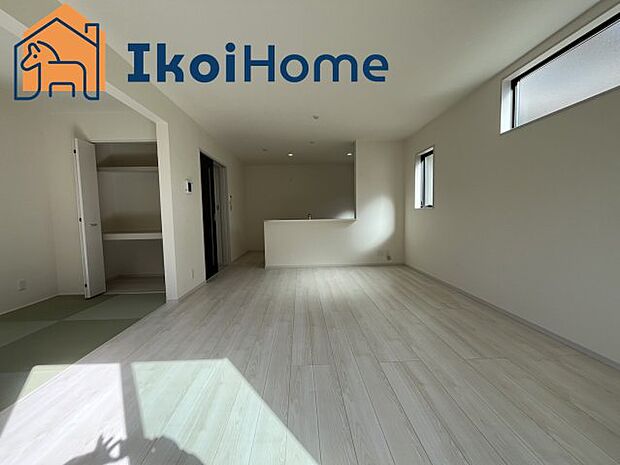 【居間・リビング】◆同社施工例◆リビングは長方形で家具を配置しやすい間取りとなっております。