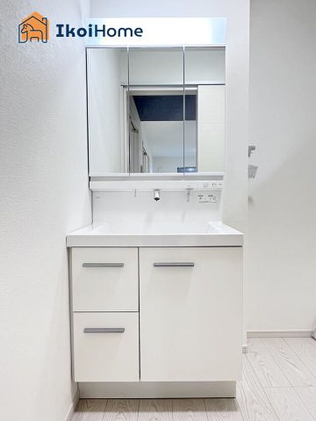 【洗面台】三面鏡で左右や後ろ髪のセットもしやすく、非常に便利です。また、鏡の後ろも収納ができるので、洗面周りもスッキリします。