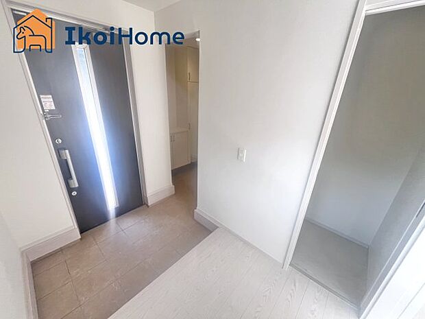 【シューズインクローゼット】収納スペースが広いので、釣り道具やゴルフバック、キャンプ道具、お子様の遊び道具等を収納することができます。