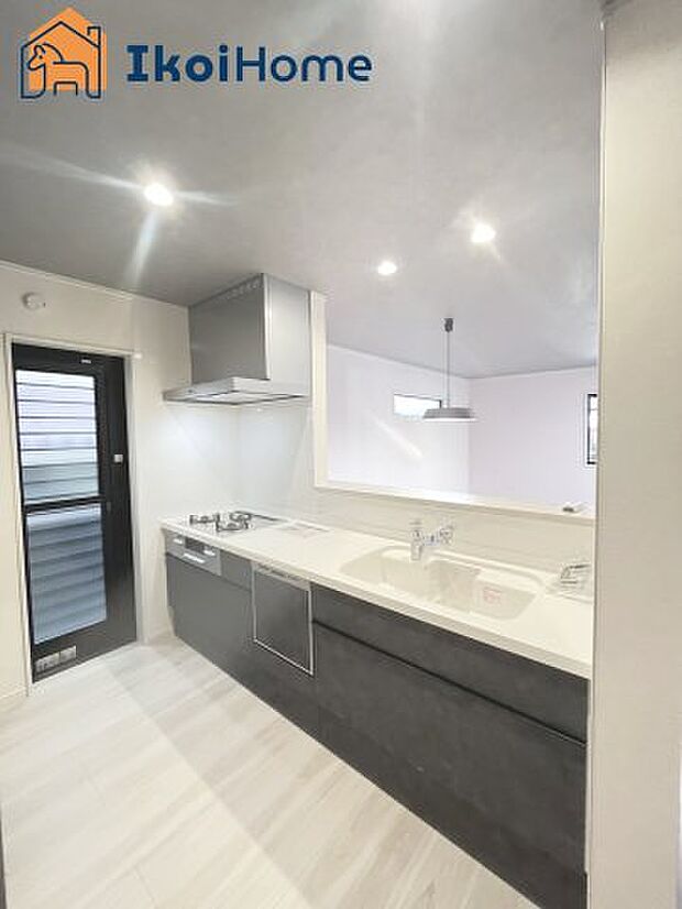 【キッチン】【ホームページに現地動画掲載中】●年中無休：当日予約可●人気の対面式キッチン♪便利な勝手口付き！