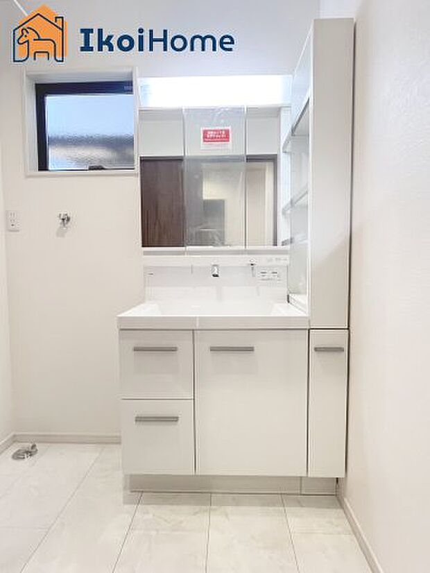 【洗面台】三面鏡で左右や後ろ髪のセットもしやすく、非常に便利です。また、鏡の後ろも収納ができるので、洗面周りもスッキリします。