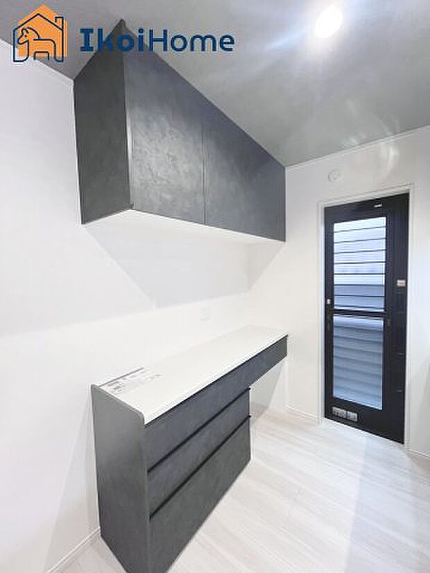 【カップボード】キッチンのカラーに併せて作られているため統一感があり、隙間もないため埃が溜まることもなくスッキリとしています。