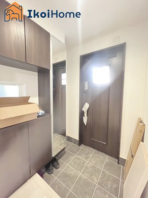 【シューズインクローゼット】鏡付きのシューズインクローゼットはお出かけ前に身だしなみをチェックすることができます。