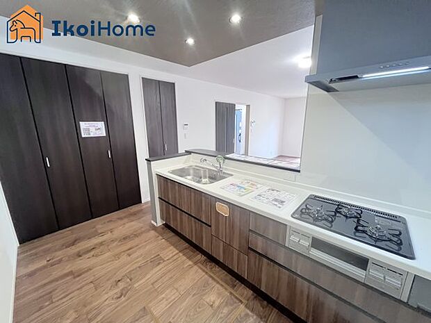 【キッチン】【ホームページに現地動画掲載中】●年中無休：当日予約可●人気の対面式のキッチンで明るく使いやすです！