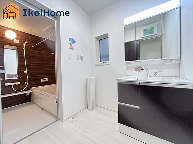 【洗面台】三面鏡で左右や後ろ髪のセットもしやすく、非常に便利です。また、鏡の後ろも収納ができるので、洗面周りもスッキリします。