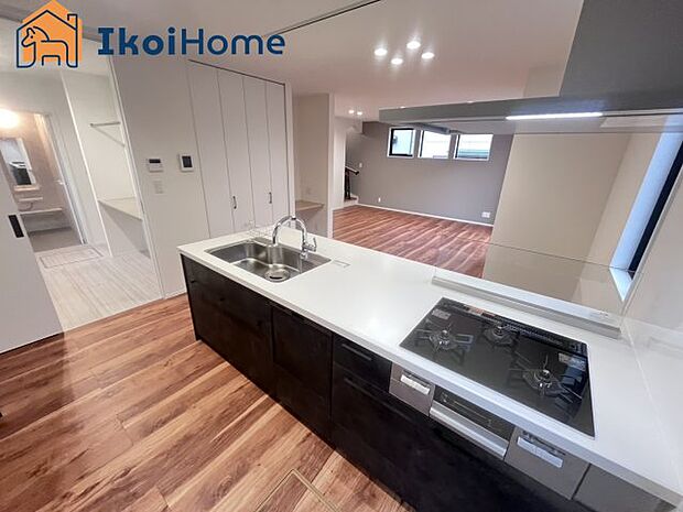 【コンロ】ガスコンロは高火力での調理も可能で、調理器具を選ばなくてもいいので便利です。