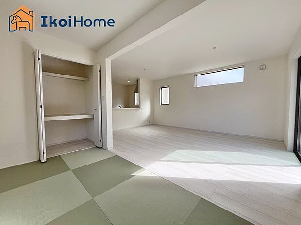 【畳コーナー】◆同社施工例◆い草は梅雨時期や夏場はべたつきづらく、冬場は足元の冷たさを妨げる効果もあるほか、フローリングに比べて柔らかいので、お子様やお年寄りの方でも安心して過ごすことができます。