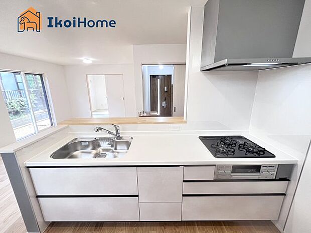 【キッチン】カウンターキッチンは開放的な雰囲気があり、リビングとダイニングが一体化した空間を作り出しています。