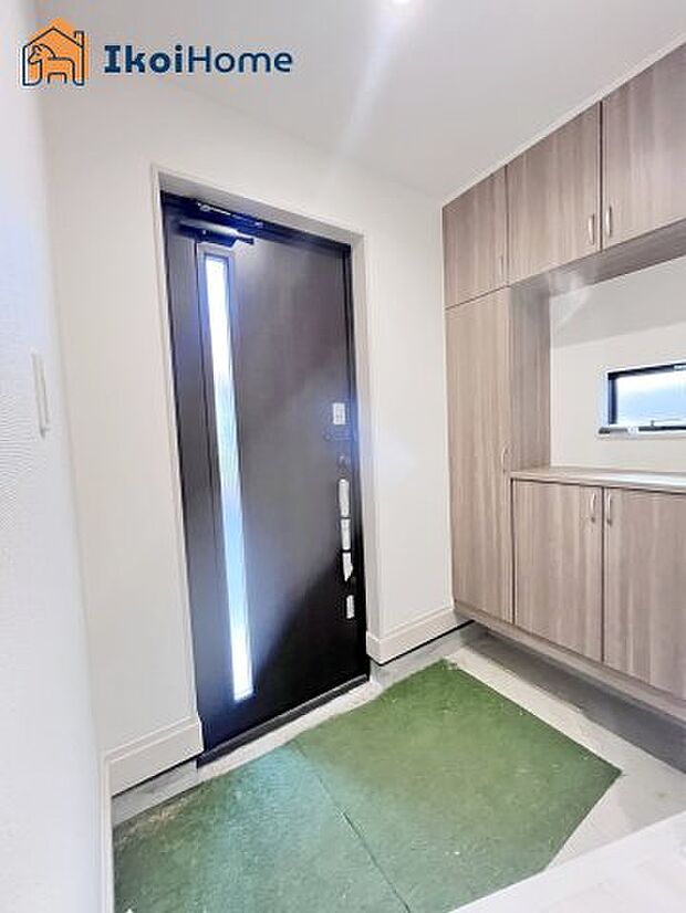 【シューズインクローゼット】収納できる場所が多く家族が多い方、靴を集めることが好きな方、いろいろな方が便利に使うことができます。