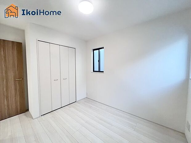 【ウォークインクローゼット】可動棚や枕棚、ハンガーパイプなどを自分の好みに合わせて自由につけることができ、衣類や装飾品、カバン、家電類等様々なものを収納できます。