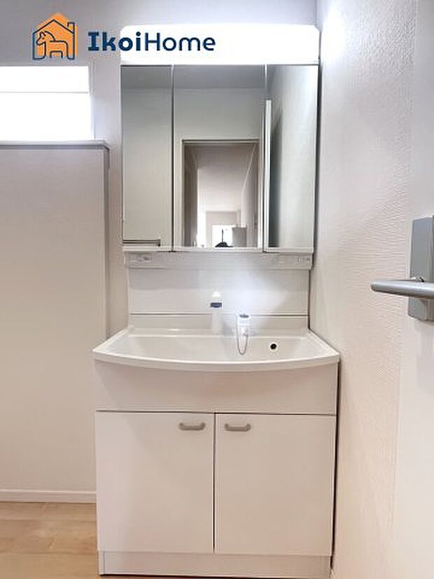 【洗面台】三面鏡で左右や後ろ髪のセットもしやすく、非常に便利です。また、鏡の後ろも収納ができるので、洗面周りもスッキリします。