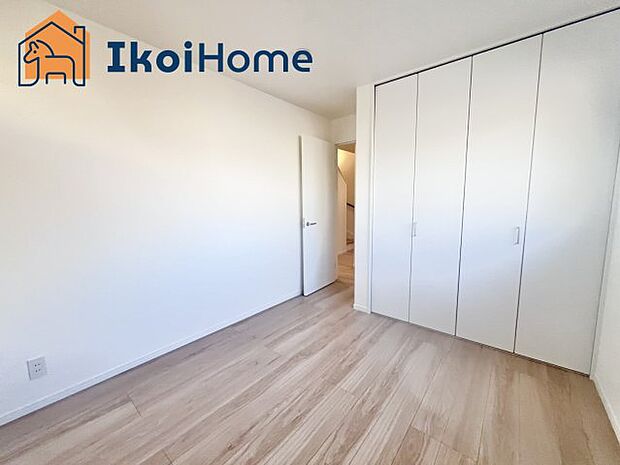 【クローゼット】広いクローゼットはかさばりやすい衣類や大きな家電類も収納することができ、お部屋がスッキリとします。