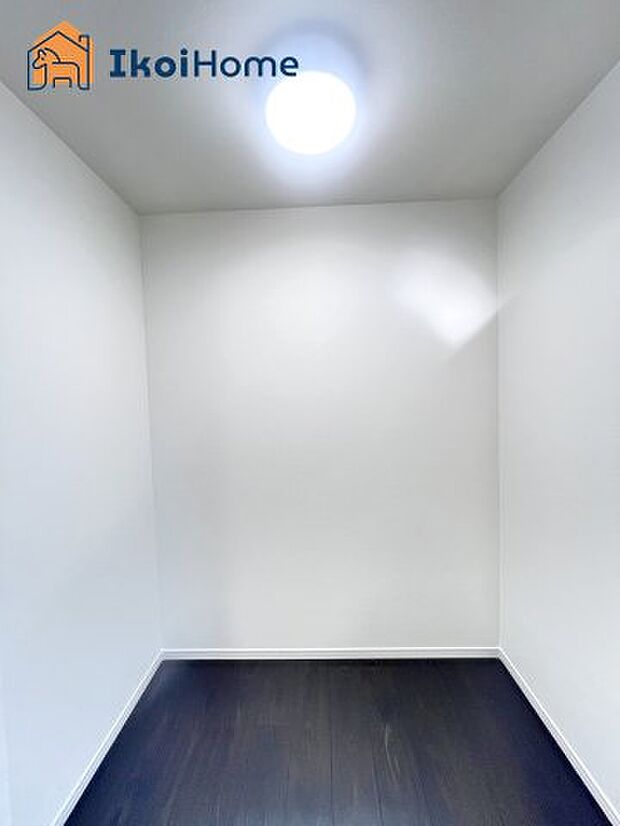 【ウォークインクローゼット】広いウォークインクローゼットはかさばりやすい衣類や大きな家電類も収納することができ、お部屋がスッキリとします。