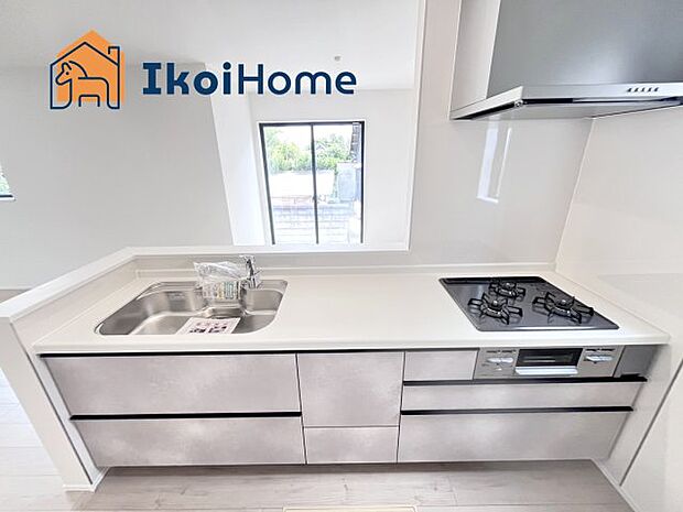 【キッチン】カウンターキッチンは開放的な雰囲気があり、リビングとダイニングが一体化した空間を作り出しています。