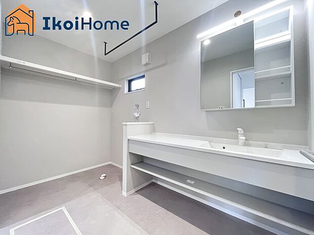 【洗面】広い洗面室で、ワイドな洗面台はとても便利です。