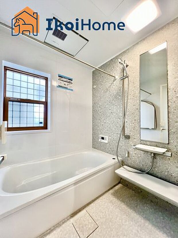 【風呂】【ホームページに現地動画掲載中】●年中無休：当日予約可●小窓付きの換気良好の浴室。清潔な空間です。