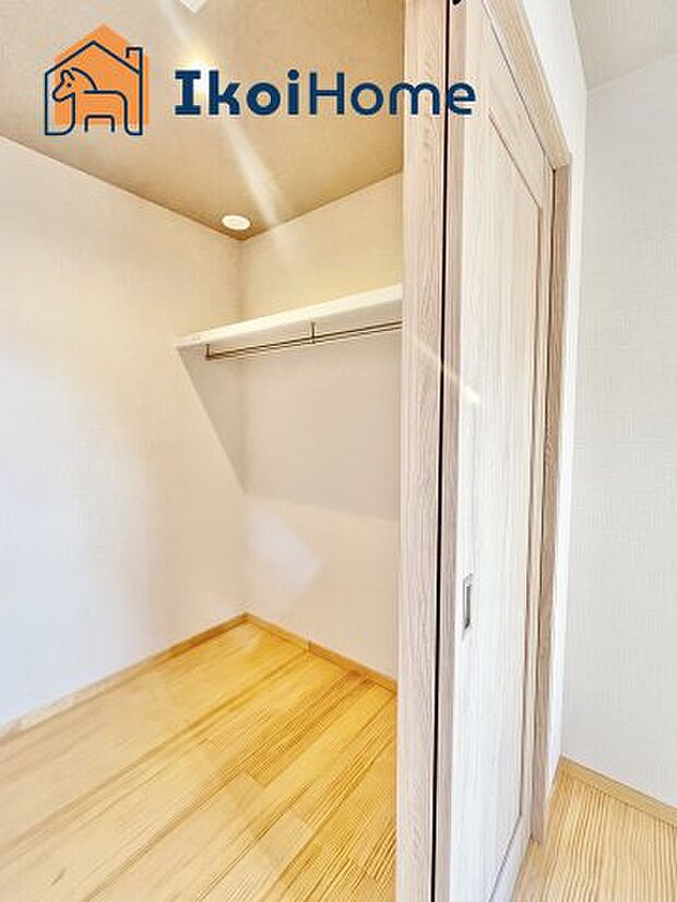 【ウォークインクローゼット】広いウォークインクローゼットはかさばりやすい衣類や大きな家電類も収納することができ、お部屋がスッキリとします。