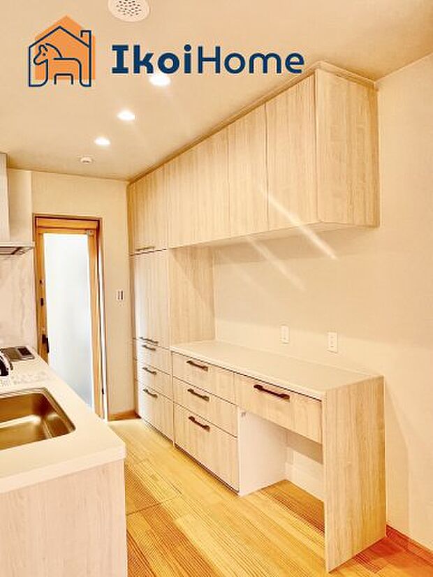 【カップボード】カップボードは普通の食器棚より約2倍の耐久性があり、長期間にわたり使用ができます。