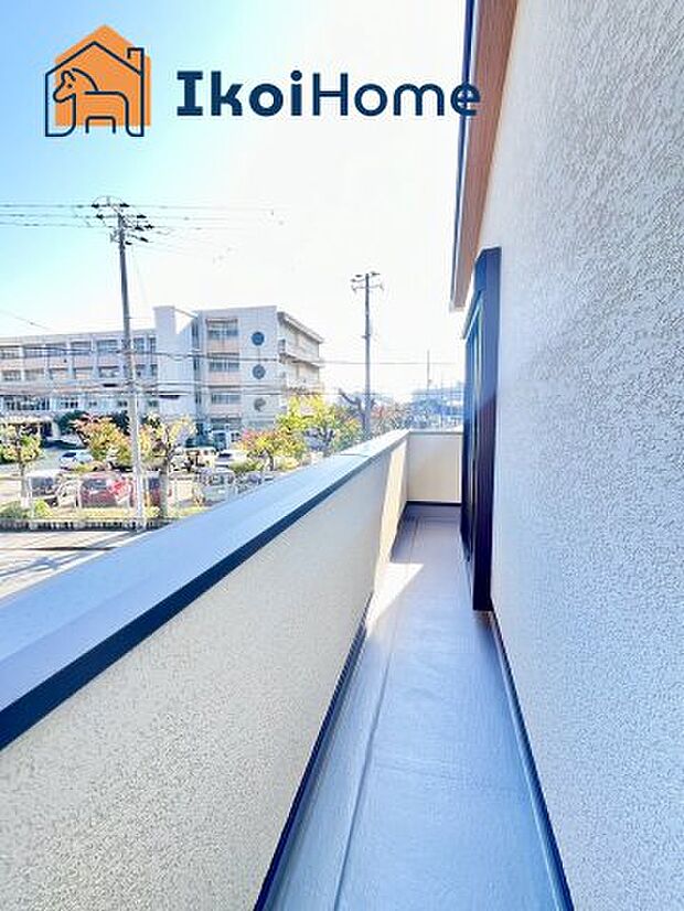 【バルコニー】屋根がないですがバルコニー屋根は約8万円から設置することも可能です。