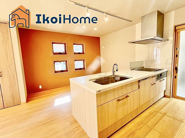 【キッチン】カウンターキッチンは開放的な雰囲気があり、リビングとダイニングが一体化した空間を作り出しています。