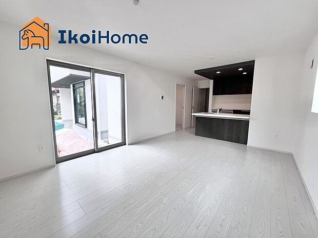 【居間・リビング】【ホームページに現地動画掲載中】●年中無休：当日予約可●リビングは長方形で家具を配置しやすい間取り。