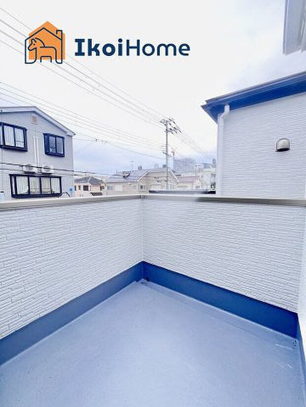 【バルコニー】屋根がないですがバルコニー屋根は約8万円から設置することも可能です。