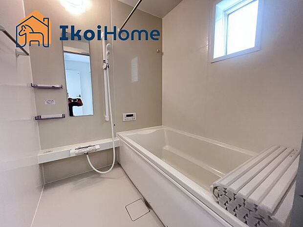 【お風呂】一般的な畳2枚分の浴室の広さになっています。お子様と一緒に入っても狭くありません。