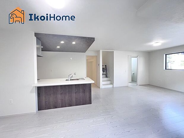 【キッチン】【ホームページに現地動画掲載中】●年中無休:当日予約可●人気の対面式のキッチンで明るく使いやすです!