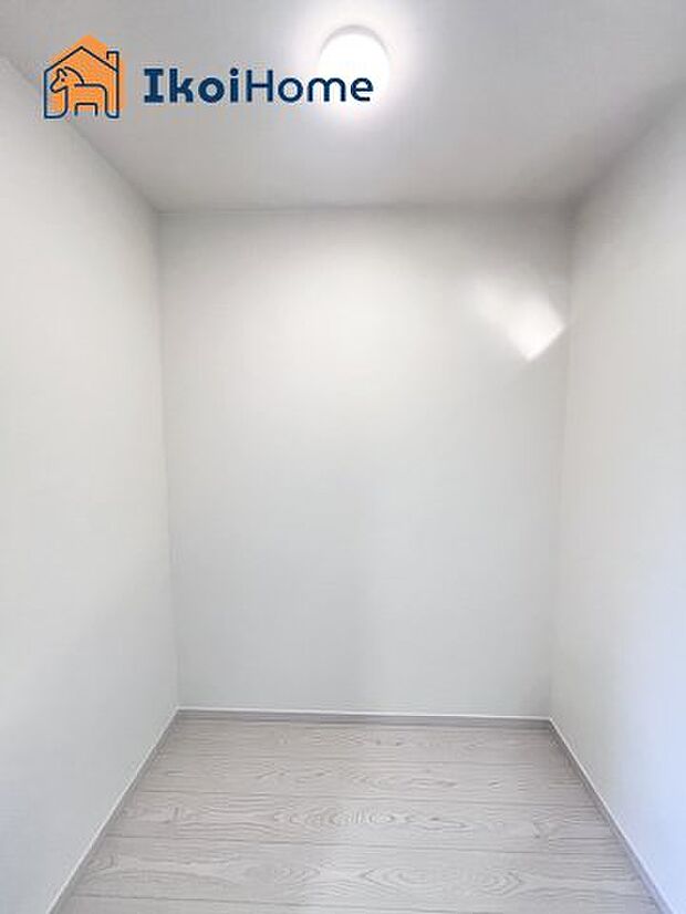 【ウォークインクローゼット】広いウォークインクローゼットはかさばりやすい衣類や大きな家電類も収納することができ、お部屋がスッキリとします。