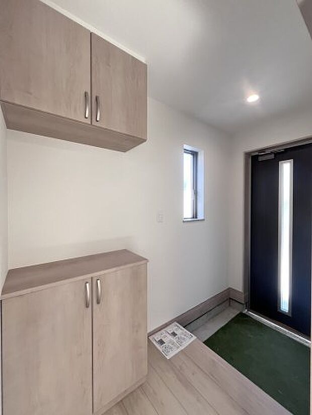 【玄関】小窓がありますので、明るく通風良好です。