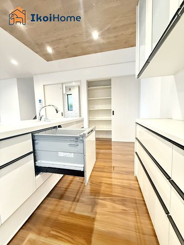 【キッチン】【ホームページに現地動画掲載中】●年中無休：当日予約可●同色のカップボードが備え付け