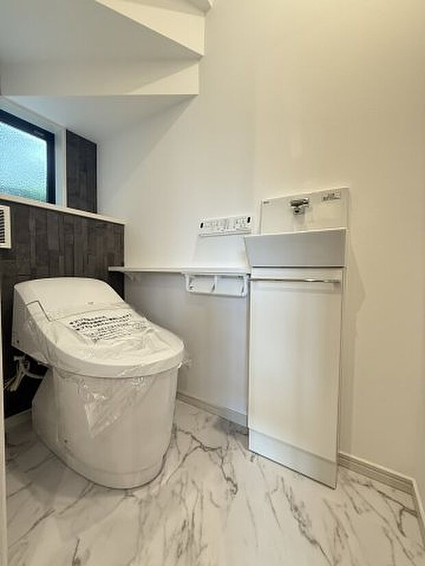 【トイレ】トイレには温水洗浄便座機能付きで、冬も便座が冷たくないので腰冷えを避けられます。