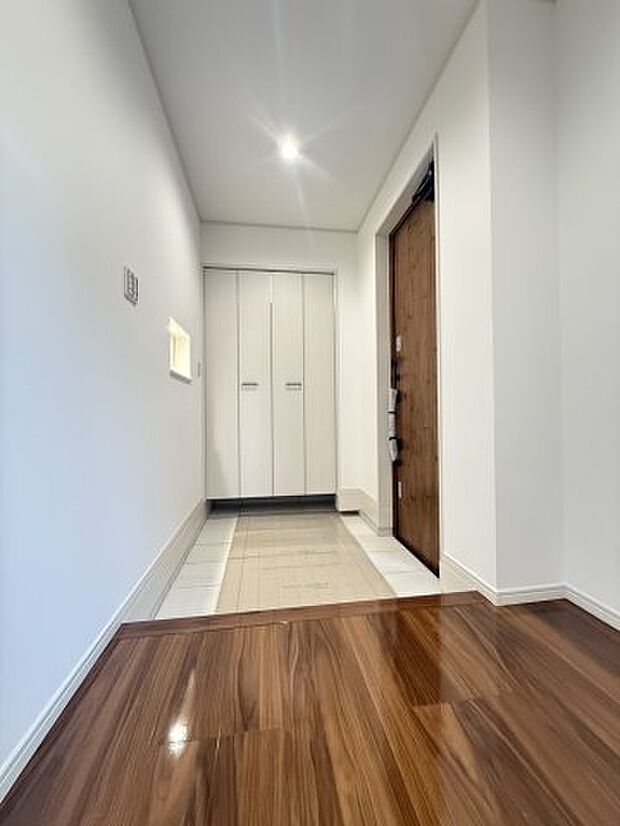 【玄関】収納できる場所が多く家族が多い方、靴を集めることが好きな方、いろいろな方が便利に使うことができます。