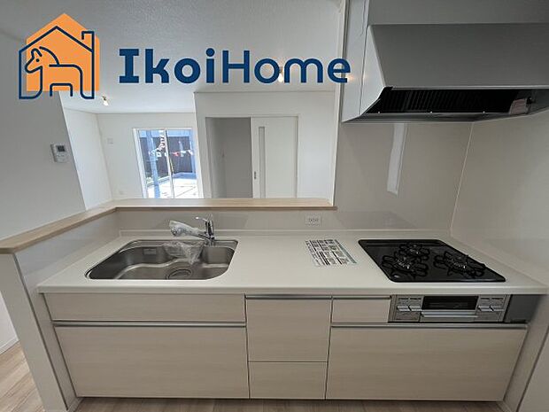 【キッチン】施工例:カウンターキッチンは開放的な雰囲気があり、リビングとダイニングが一体化した空間を作り出しています。