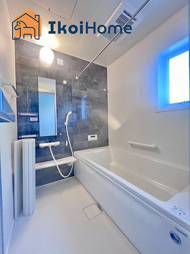 【お風呂】一般的な畳2枚分の浴室の広さになっています。お子様と一緒に入っても狭くありません。