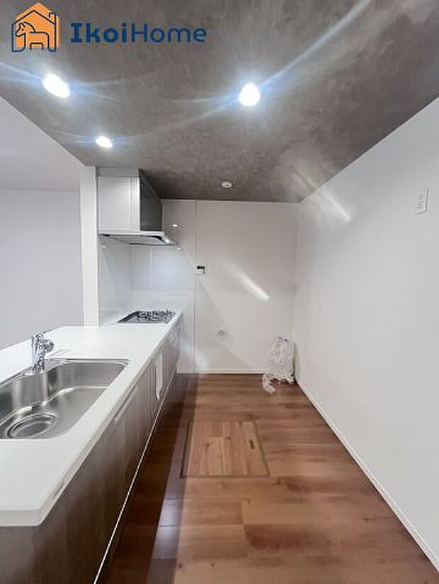 【キッチン】【ホームページに現地動画掲載中】●年中無休:当日予約可●シンクは傷や汚れが付きにくい静音仕様