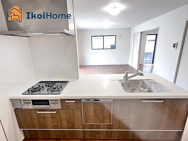 【キッチン】カウンターキッチンは開放的な雰囲気があり、リビングとダイニングが一体化した空間を作り出しています。