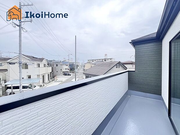 【バルコニー】屋根がないですがバルコニー屋根は約8万円から設置することも可能です。