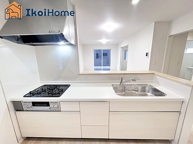 【キッチン】カウンターキッチンは開放的な雰囲気があり、リビングとダイニングが一体化した空間を作り出しています。