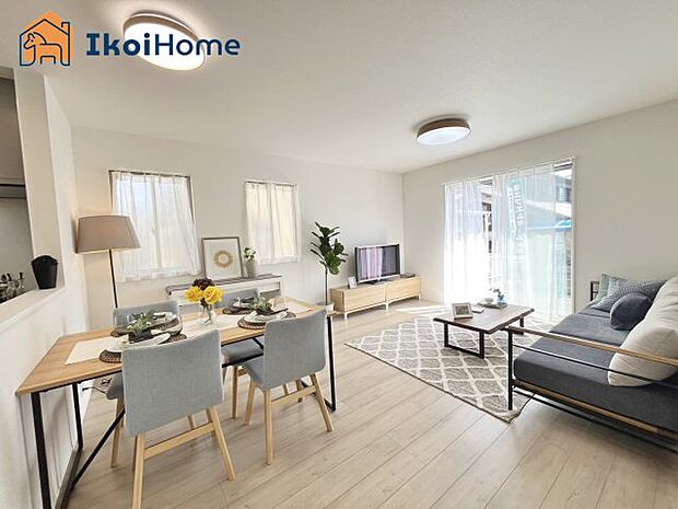 【居間・リビング】◆同社施工例◆広々としたLDKは開放感があり、大型家具を設置しても圧迫感がありません。