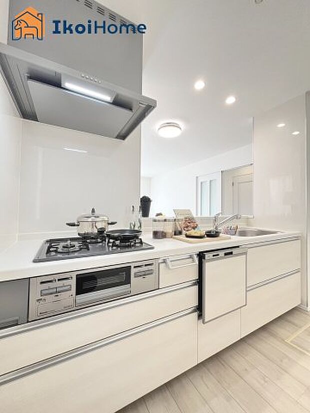 【キッチン】◆同社施工例◆カウンターキッチンは開放的な雰囲気があり、リビングとダイニングが一体化した空間を作り出しています。