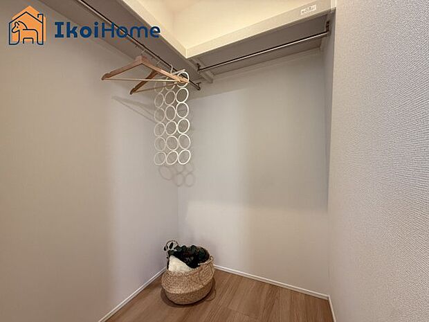 【ウォークインクローゼット】広いウォークインクローゼットはかさばりやすい衣類や大きな家電類も収納することができ、お部屋がスッキリとします。